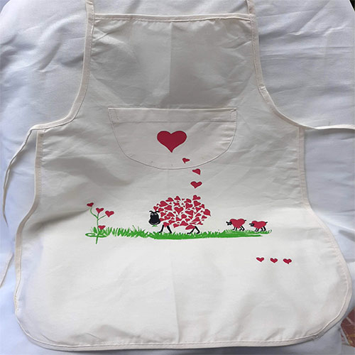 Tablier enfant motif coeur rouge