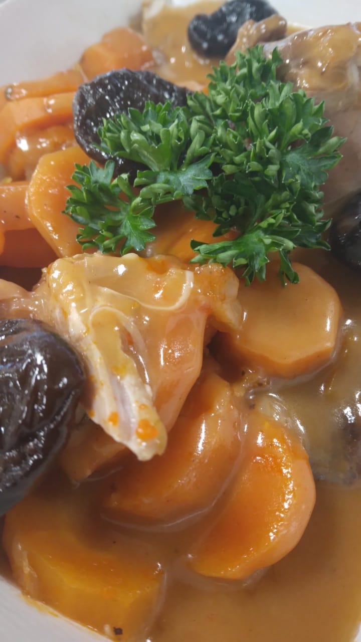 L&rsquo;échine De Porc Aux Carottes Et Pruneaux