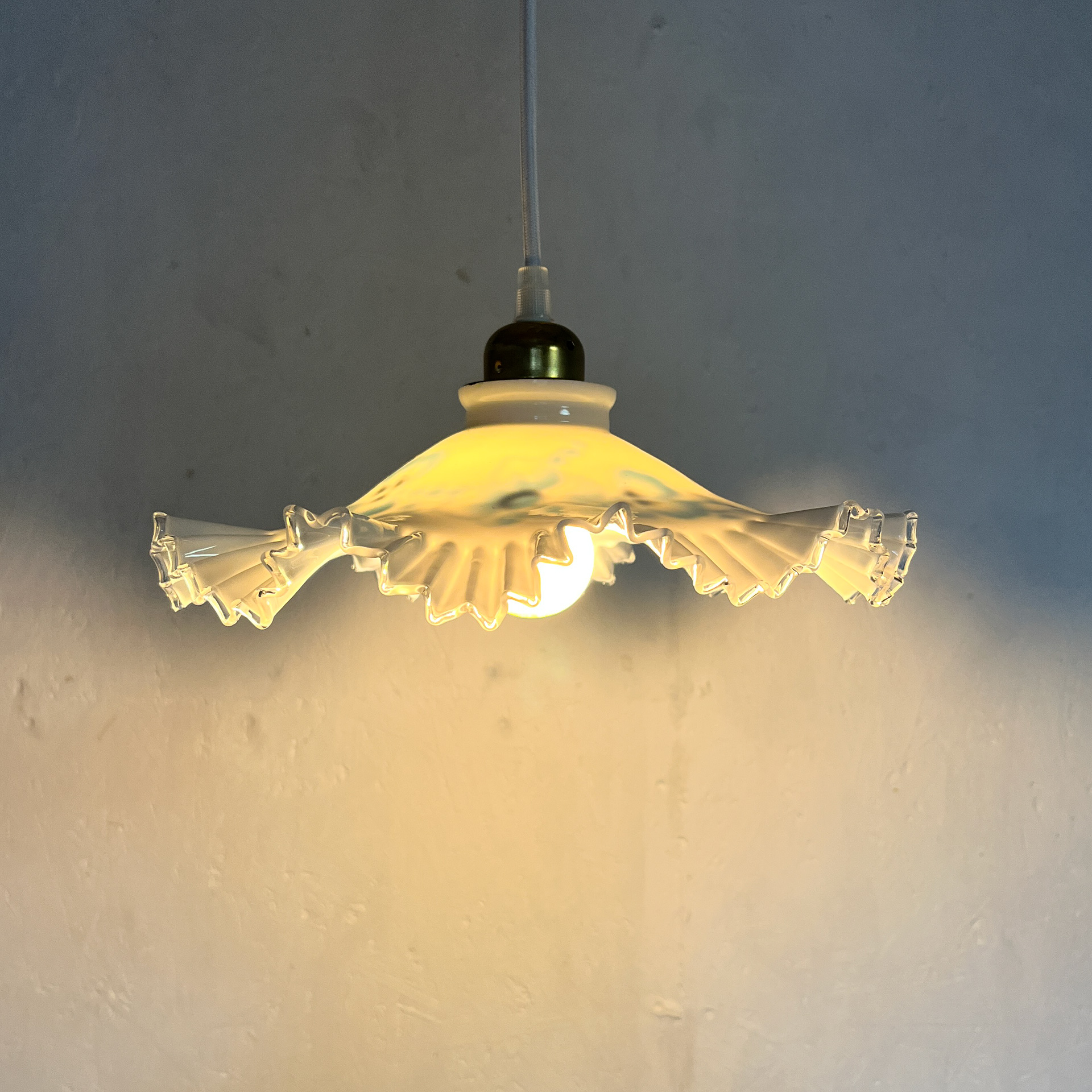 suspension-abat-jour-vintage-opaline-blanche-et-fleurs-bleues-lili-esprit-vintage-flers-2