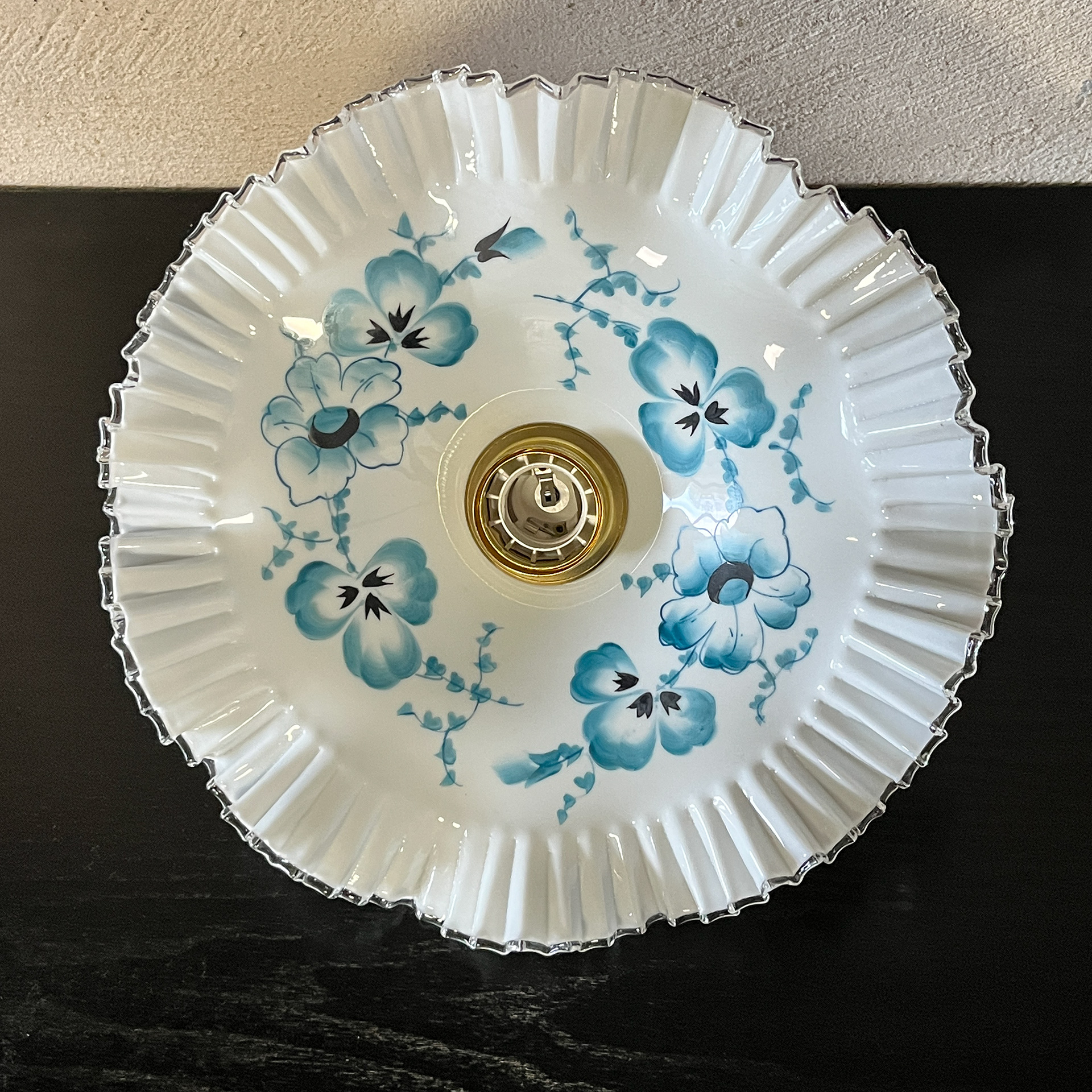 suspension-abat-jour-vintage-opaline-blanche-et-fleurs-bleues-lili-esprit-vintage-flers-3