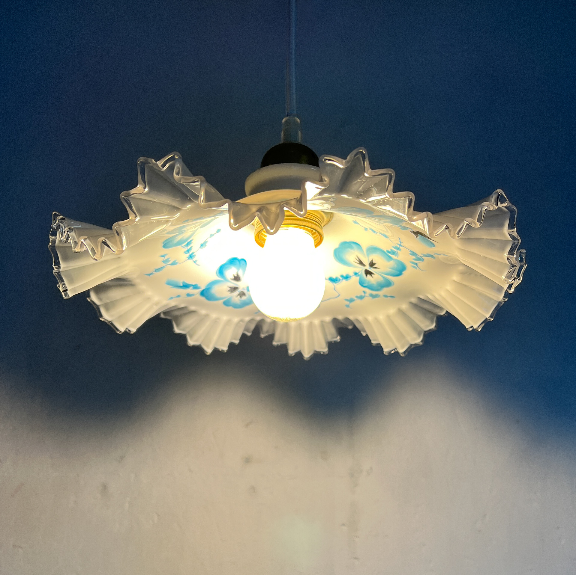 Suspension Abat-jour Vintage Opaline Blanche Et Fleurs Bleues