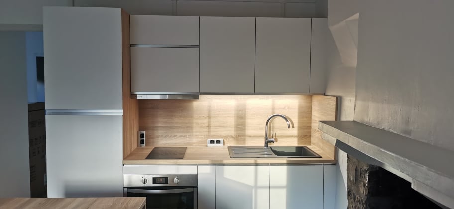 Petite Cuisine Blanche Et Bois Clair