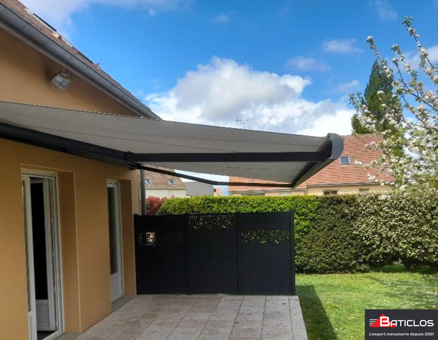 stores-exterieurs-baticlos-flers-3