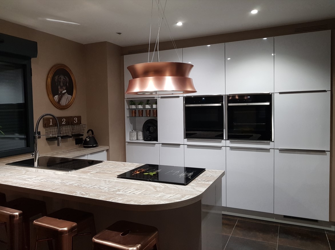 Cuisine Blanc Brillant Avec Une Hotte Design